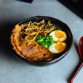 mały PASTRAMI RAMEN